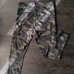 Athleta Ultimate Camo 7/8 Tights, M, Green Camo